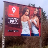 Szerbiai óriásplakátunk főút mellett